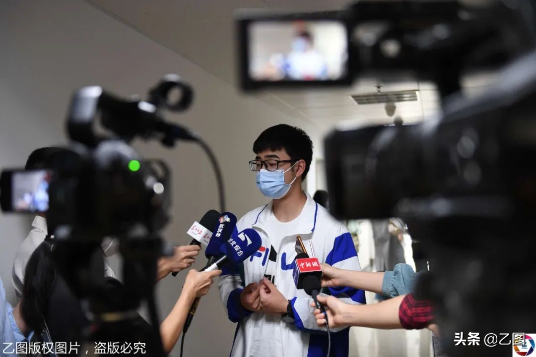 援鄂护士重回武汉，带儿子参观战斗过的病区，儿子：我是沾妈妈光