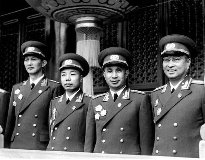 “六星上将”洪学智，两度授勋实至名归，儿子一文一武
