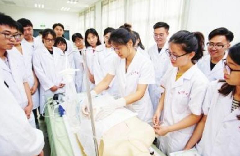 什么是“定向医学生”？免学费毕业包分配，过来人却表示宁愿没报