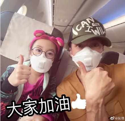 吴尊现身香港机场,吴尊口罩标配