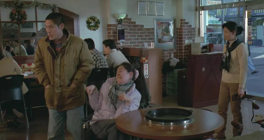 小混混爱上智障女，两个残疾人的性欲与爱情，都被它展现得很刺骨