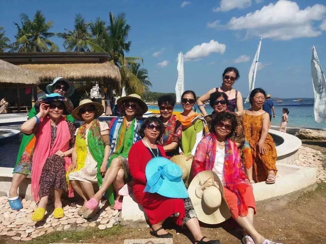 中国大妈拍照十大姿势抖音,中国大妈丝巾拍照姿势