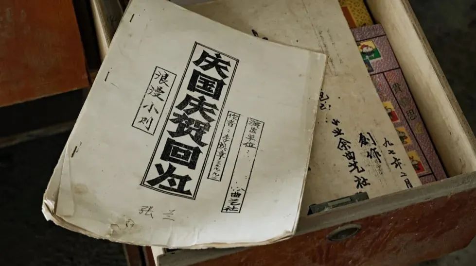 东北大妞拍废墟,东北大妞年轻照片