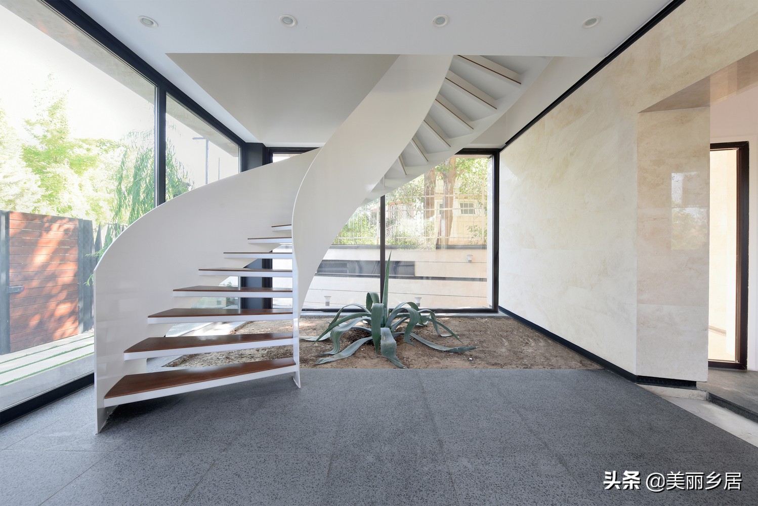 宅基地有一边有斜角怎么建房,宅基地是大坑如何建房