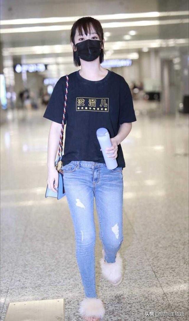 杨紫终于在机场翻车了，穿黑色T恤配紧身裤太显胖，终于信有120斤