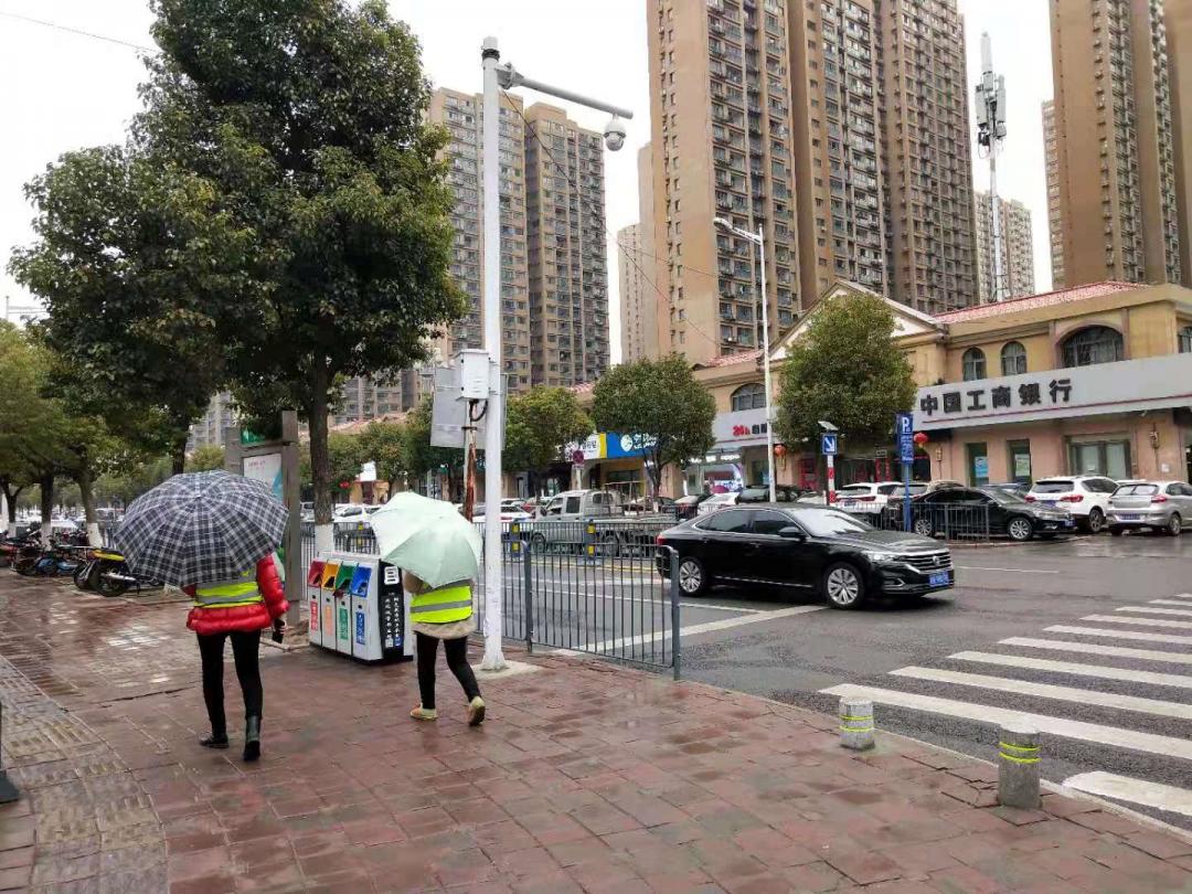 一路之隔繁华程度不一样,一路之隔和万人空巷的区分