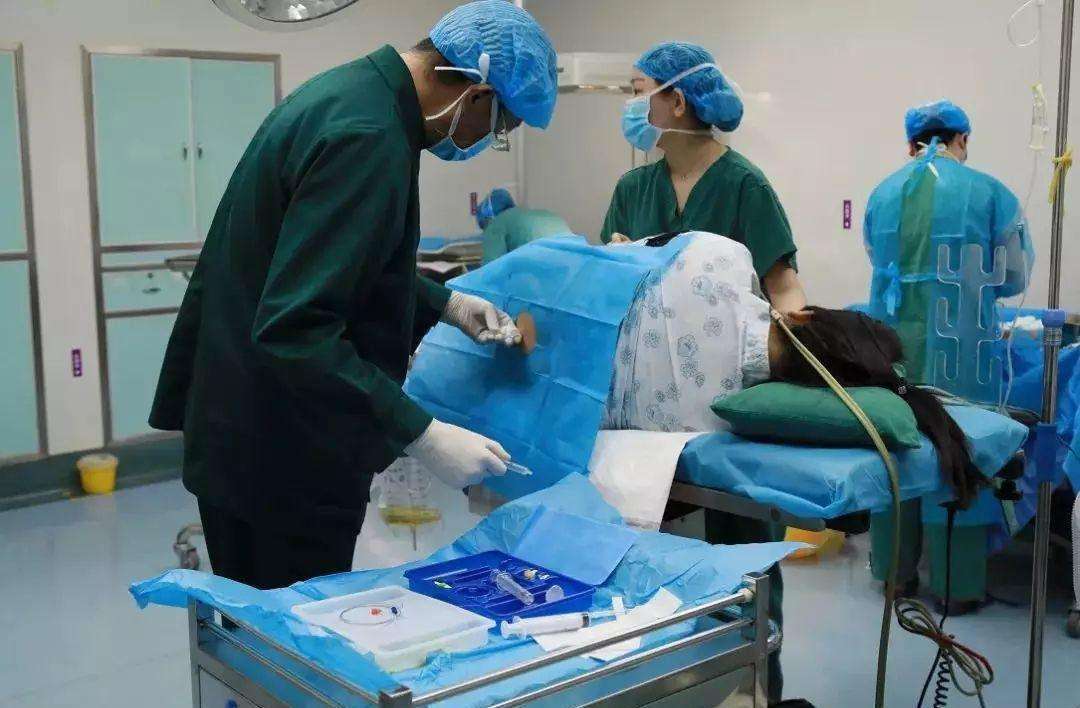 剖腹产手术把子宫拿出来,剖腹产手术需求从子宫取出胎儿吗
