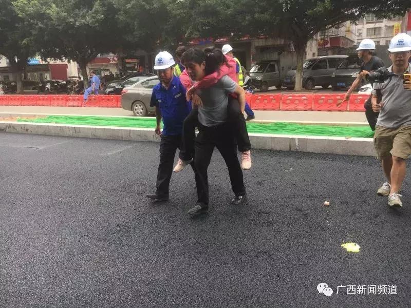脚踩150℃！记者采访沥青路面铺设者时中暑晕倒