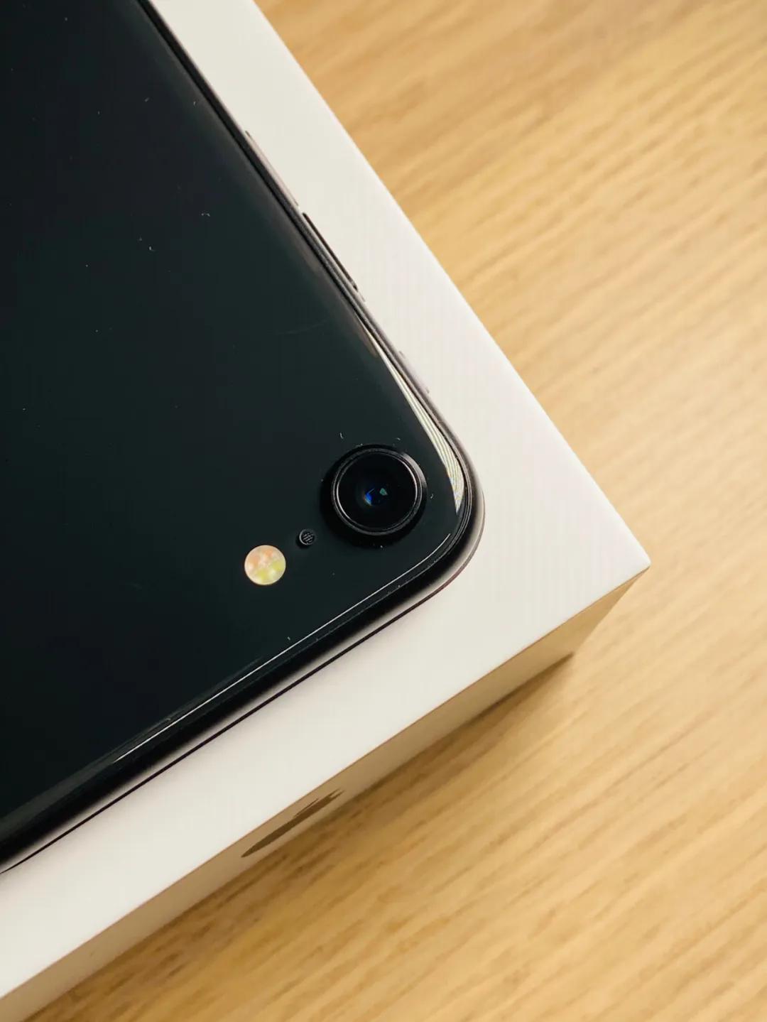 新款iphonese到底适不适合买,iphonese现在值得入手吗
