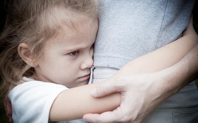 孩子遇见生人就躲？多半是“陌生人焦虑症”，尝试用3招轻松化解