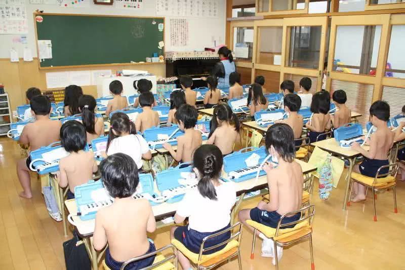 *光脱**光去上学？日本幼儿园不允许孩子穿上衣，称可以刺激大脑发育