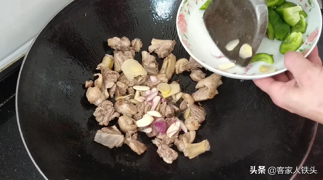 鸭肉这么做太好吃了，美味无腥味，做法还简单，上桌一会光盘
