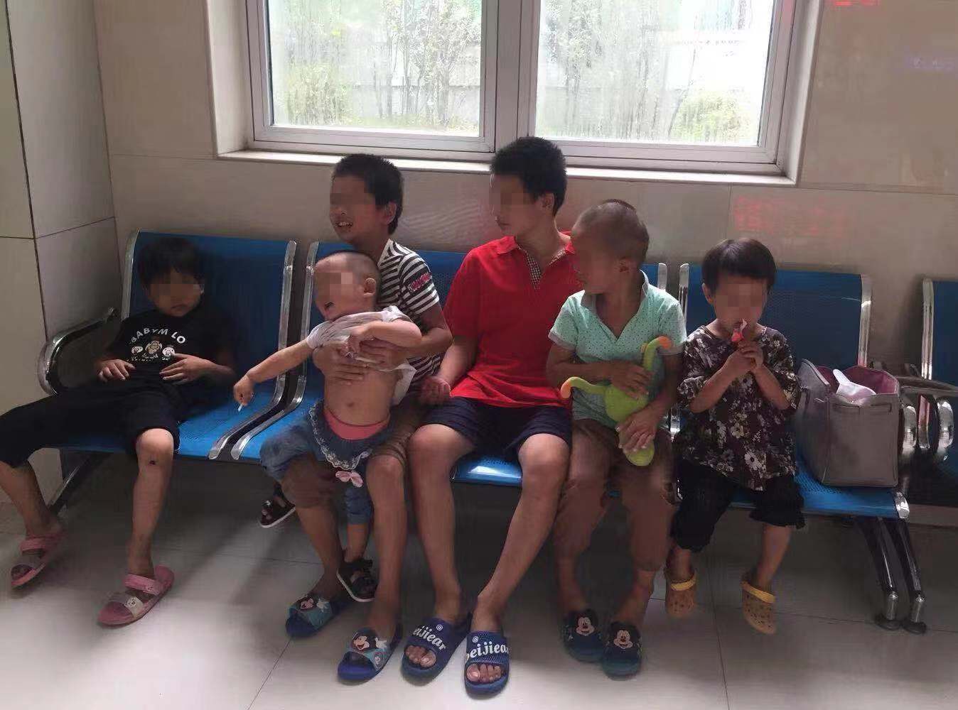 遭受*绑捆**、灼烫、殴打多年，一年出警三四十次，8个孩子依旧……