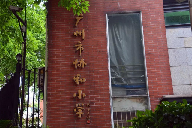 住在西村的人，根本不用煮饭……