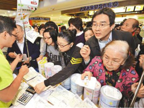 10年行走在悬崖边，民众信任度降到冰点……看国产奶粉的自救之路！