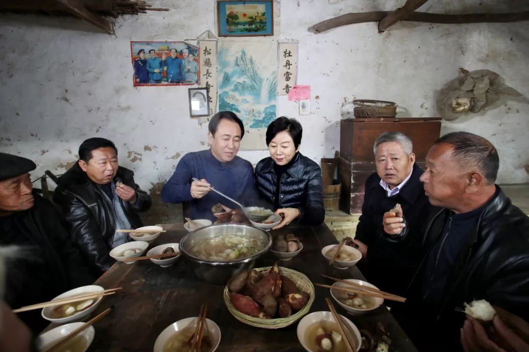 许家印拿16亿反哺家乡,许家印吃忆苦思甜饭视频