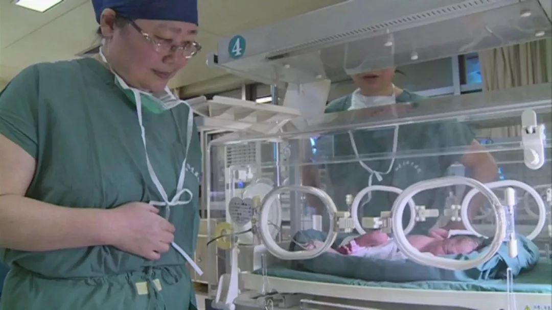 中国首例！女儿“借”母亲子宫，成功生下自己的宝宝