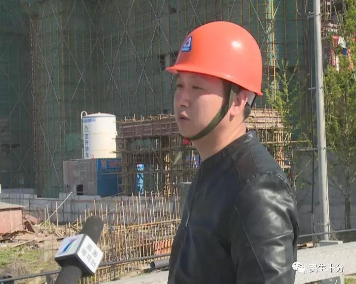 女子欲跳河轻生千钧一发时嘉善几名路人出手相救