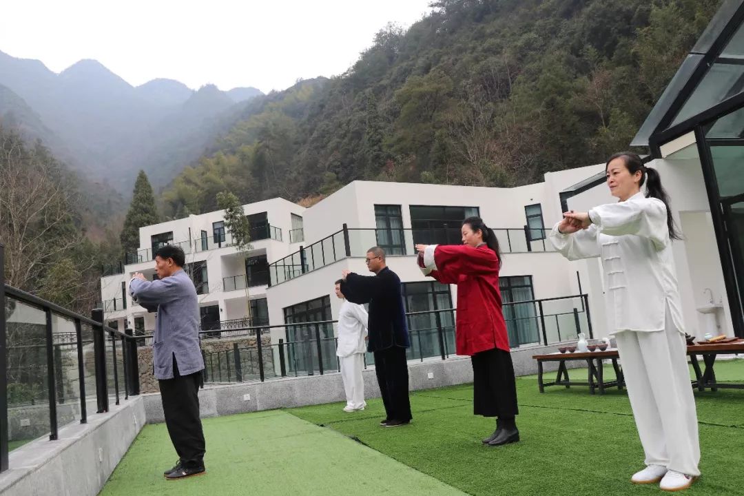 不必去芬兰了，杭州高铁1h就藏着一万颗星星的玻璃屋，过2天山野生活正好！