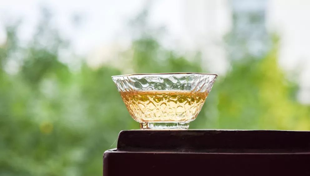 别感叹空留遗憾，趁现在带上好酒陪父亲喝两杯
