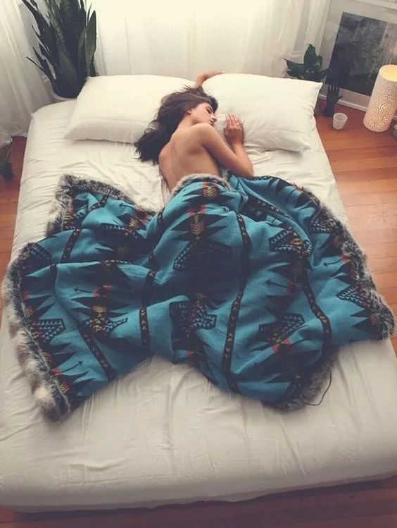 睡觉时到底要不要穿衣服？别害羞！男女都该看看