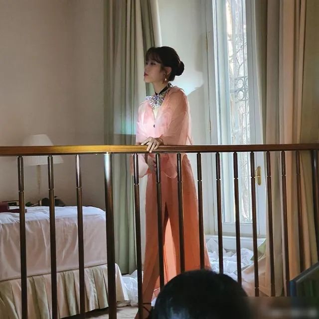 IU参加GUCCI大秀，秒登外媒头条，获赞：完美驾驭有难度的时尚