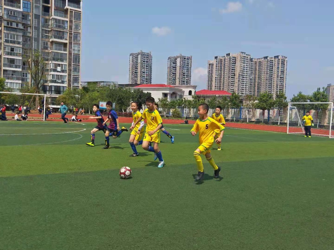 校园中国杯足球比赛绘画,龙南2024年足球比赛龙洲小学