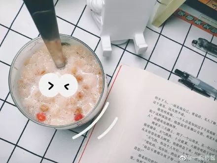 外卖小哥救人后又默默送餐去了,一个外卖小哥逆行