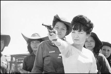 越南第一夫人陈丽春：蛇蝎女，因傲慢引起兵变，几乎全家被杀