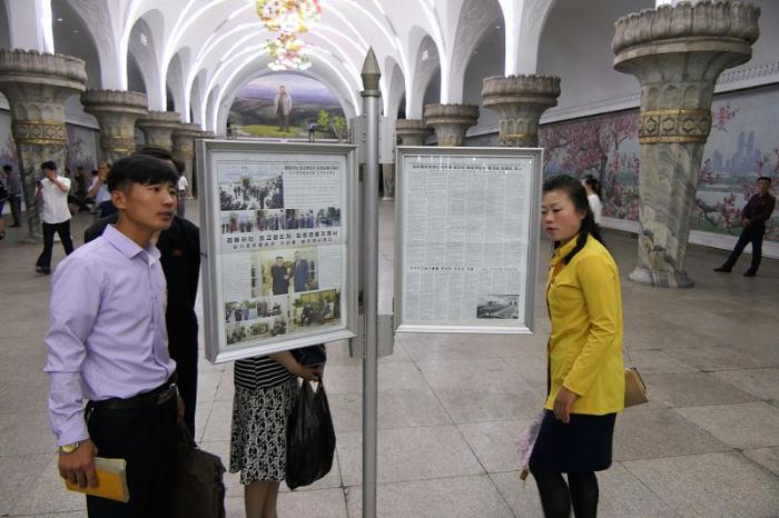 平壤地铁市民表情，美女不是锥子脸，没双眼皮，白白净净的素颜美