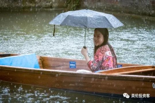 英国一周隔离60万人，超市货架又空了！边境不再检查核酸报告？