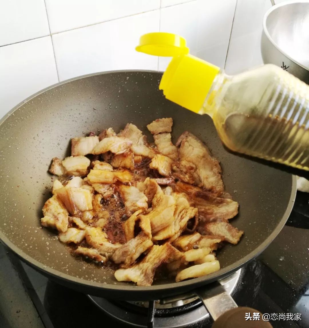 这个农家小炒菜，用萝卜干和猪肉一起炒，下饭就是香，肉贵也要吃