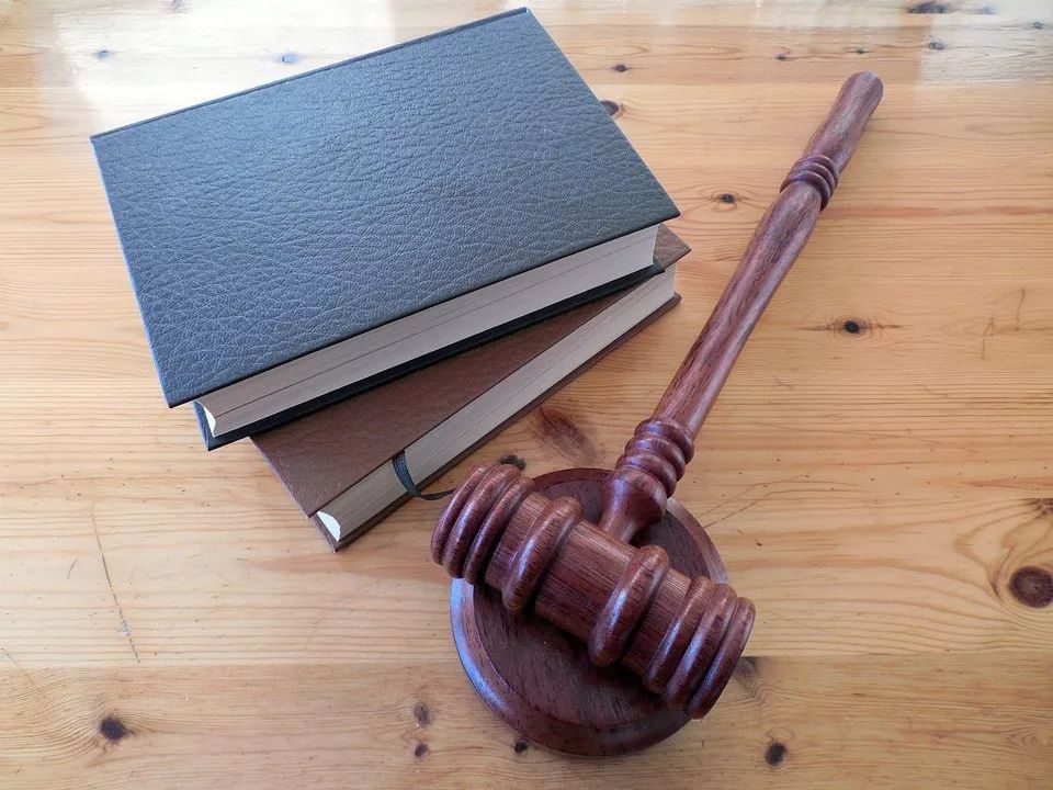 43岁网恋年轻男友被骗48万,53男子8年交往20多名女友骗近700万