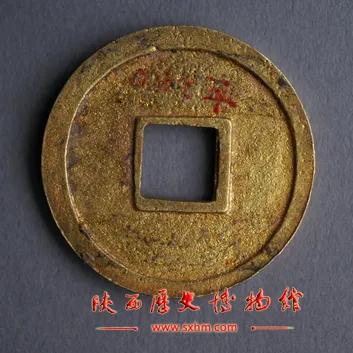 她是真有钱，也是真寂寞