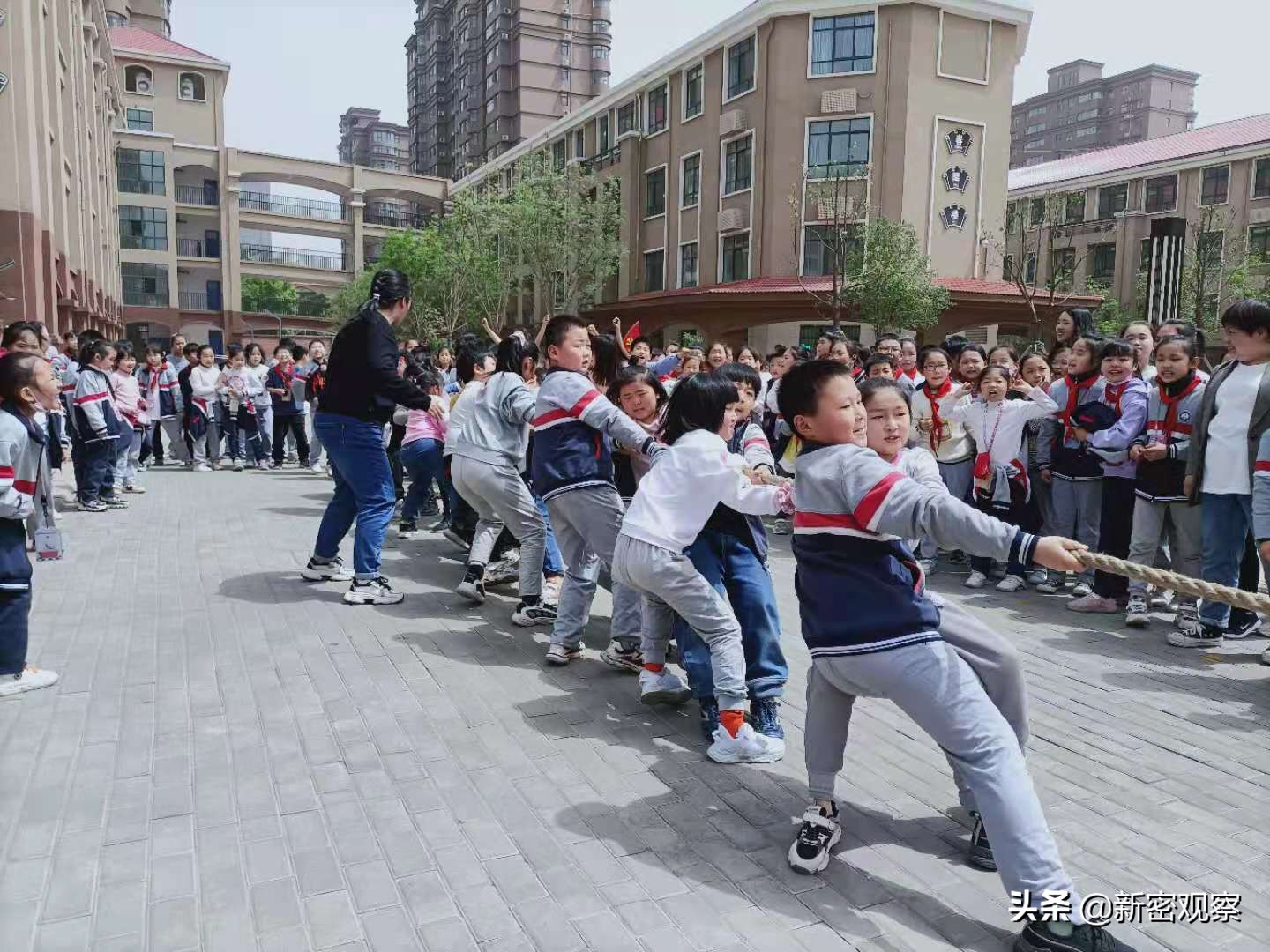 新密金凤路小学体育课,小学阳光体育活动简报