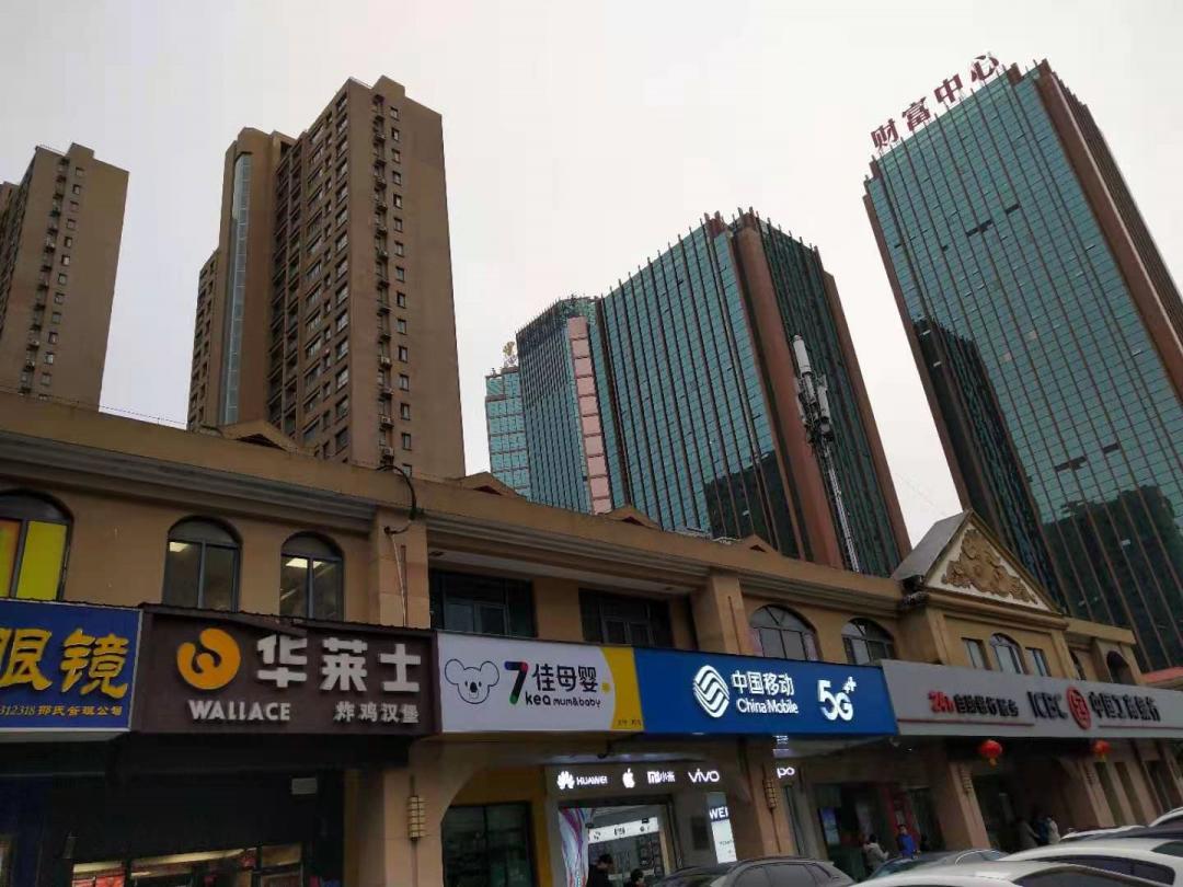 一路之隔繁华程度不一样,一路之隔和万人空巷的区分