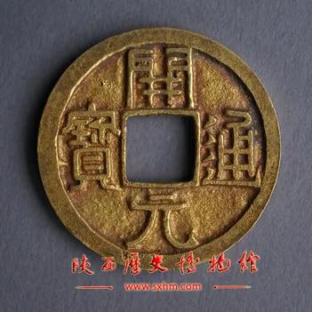 她是真有钱，也是真寂寞