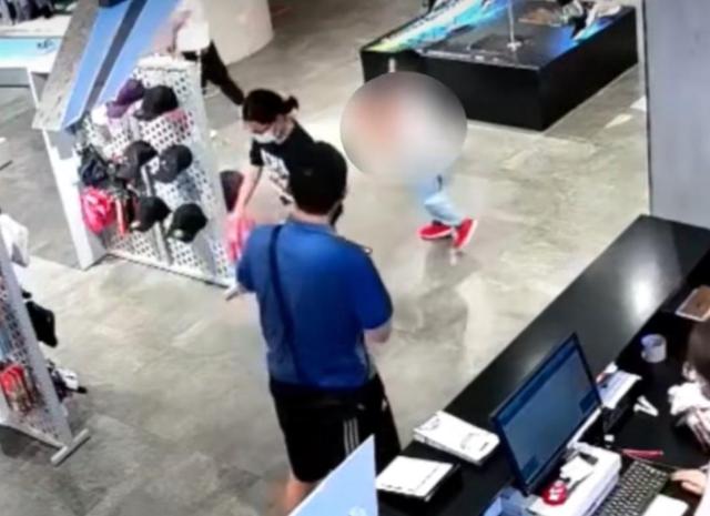 重庆熊孩子玩球踢向镜子砸到自己,小男孩在店内玩球突然被镜子砸到