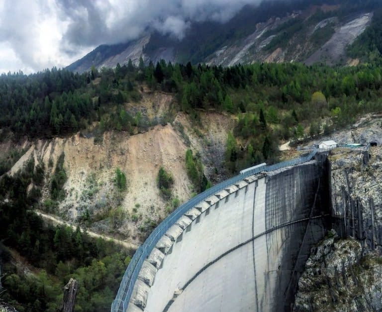 大自然的惩罚？昔日世界最高大坝建成，大山却垮了，洪水席卷村庄