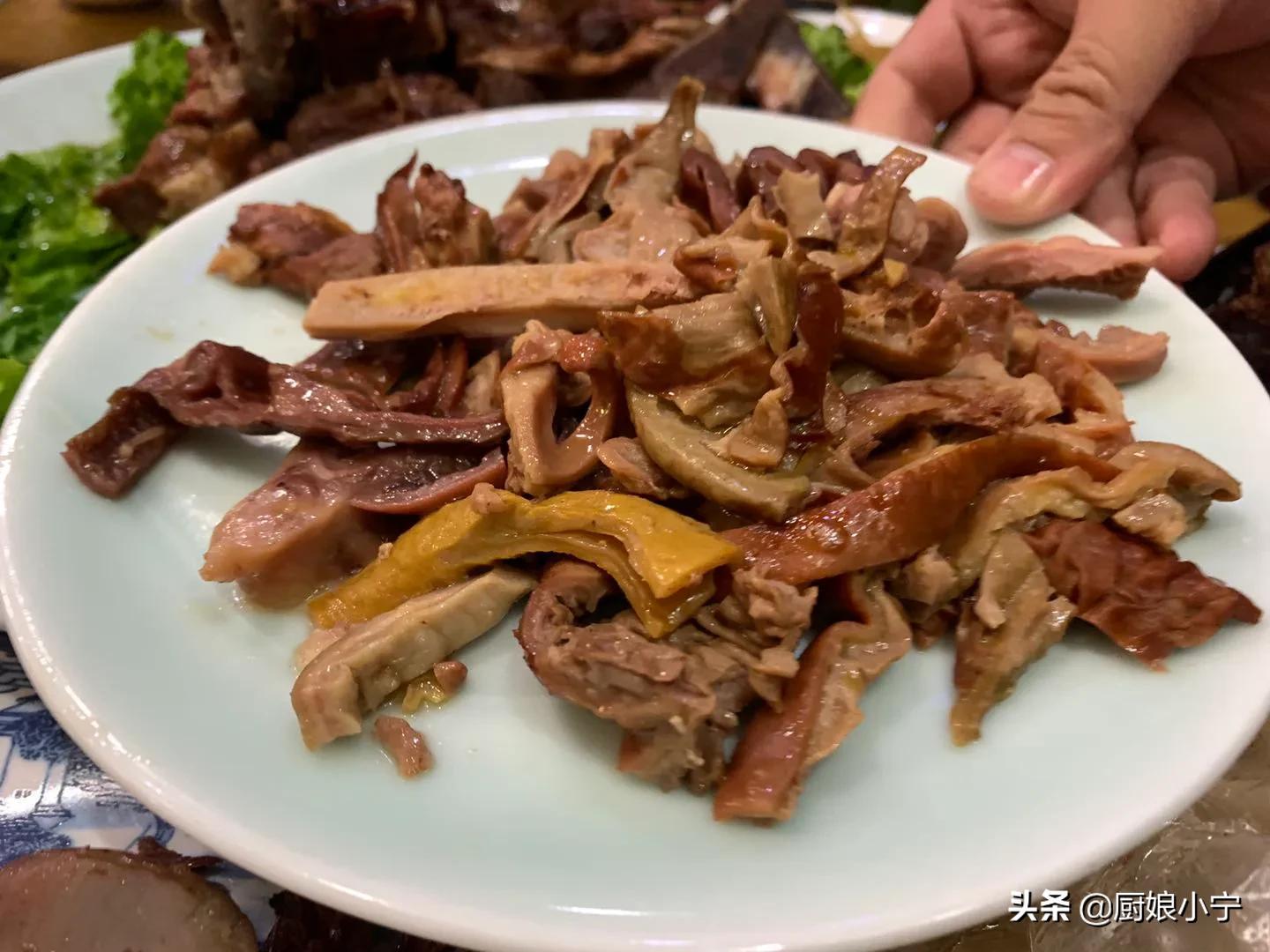 一个卖驴骨头的小馆，日销几百盘，全镇人都知道