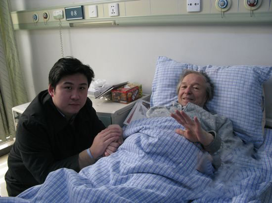 中国小伙报答瑞士房东，接他到中国赡养，老人去世：想长眠在中国