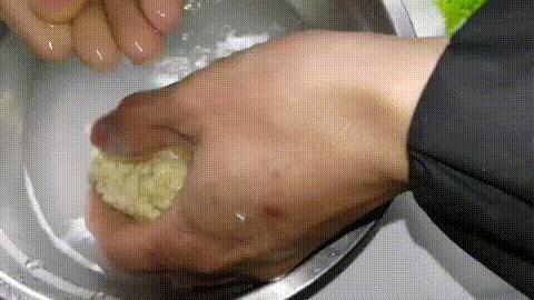 凉皮开裂沾箩不劲道？看60岁凉皮摊主如何动手，丝滑劲道一揭就掉