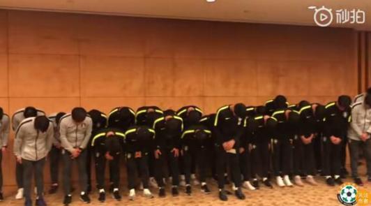韩国足球队员用脚踩中国奖杯,韩国足球踩奖杯视频