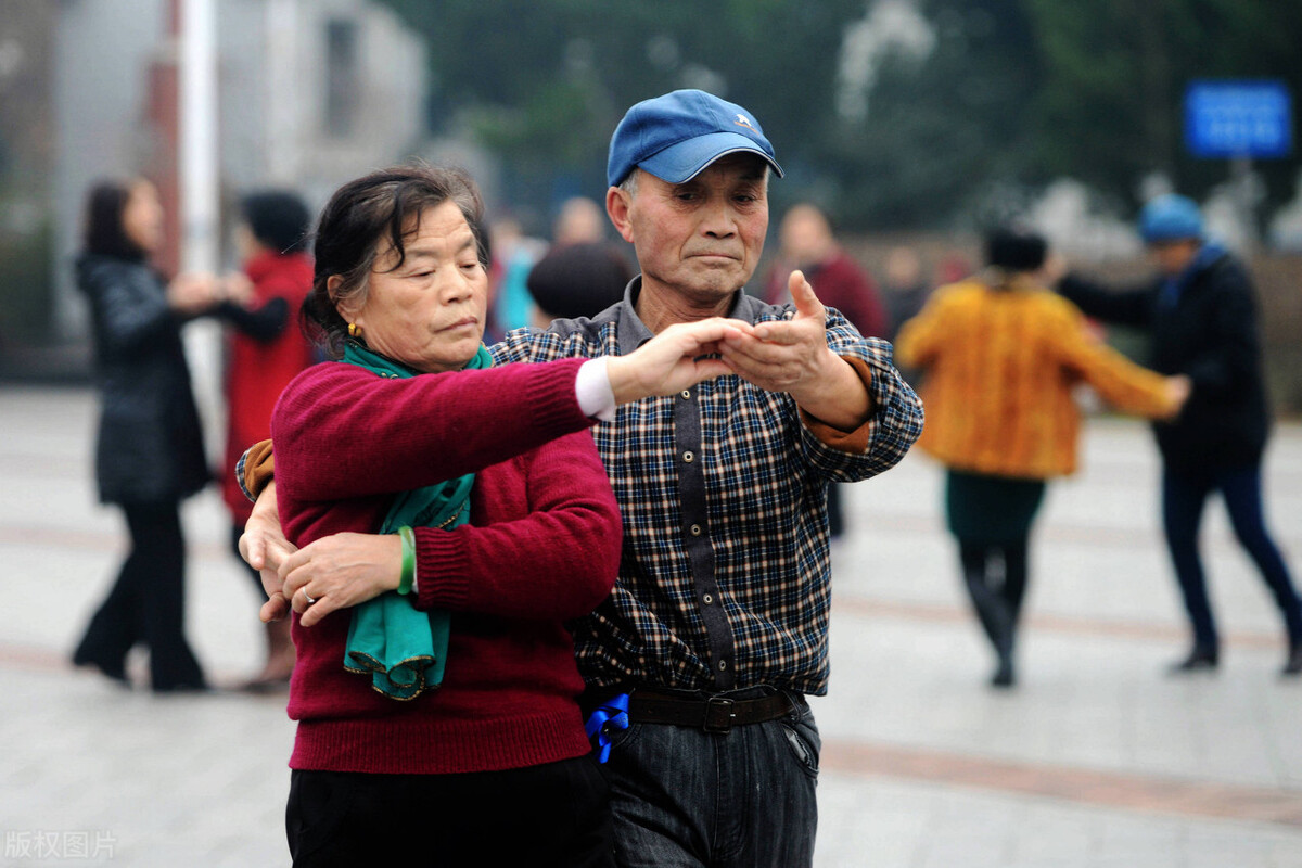 跳交谊舞平四的技巧,跳交谊舞的技巧