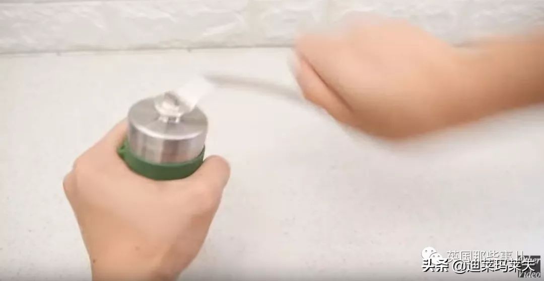 他用攒了一年的指甲，给女友做一个戒指？？这？
