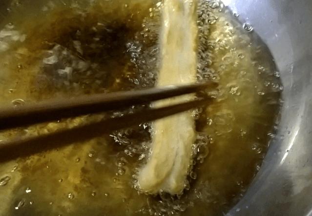 油条新方法不揉面不擀面蓬松柔软,油条为啥蓬松