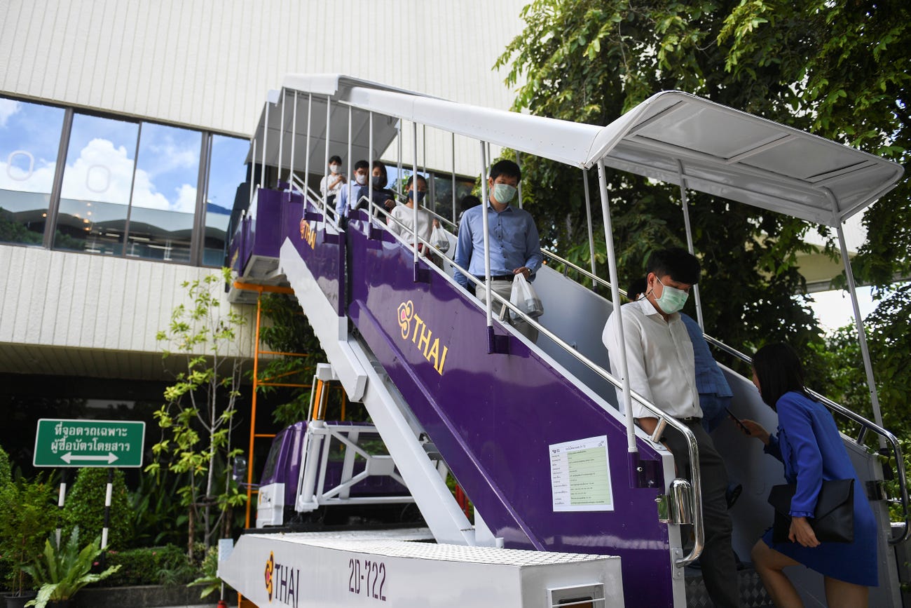 泰国航空公司自救狂出骚动手，卖油条、卖包、还让人自费做空姐？