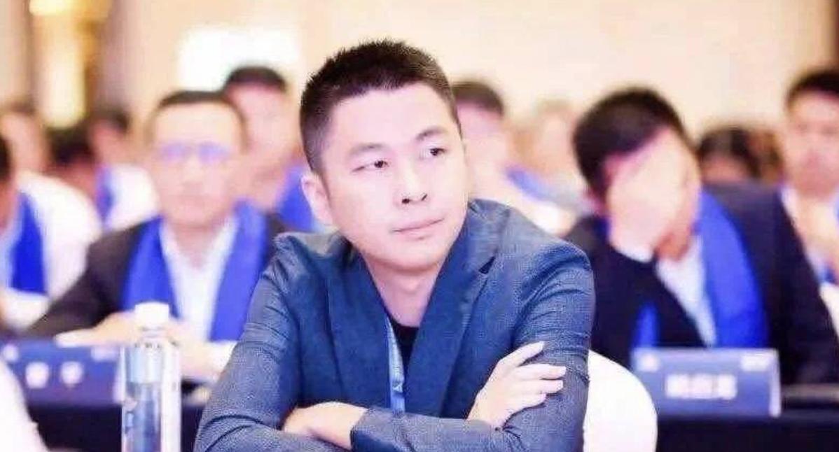 江苏首富之子，接管老爸300亿家产，却无法解决90亿服装库存