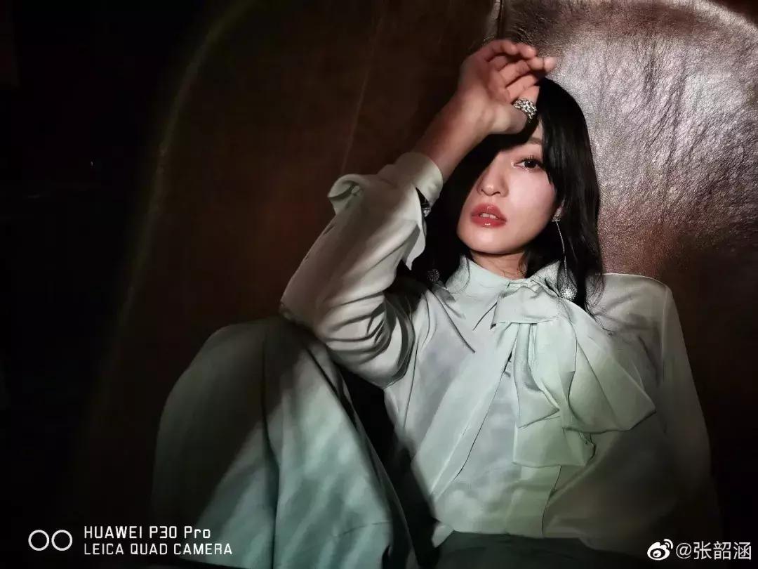 “过气”十年，凭什么她发个问号也能上热搜？