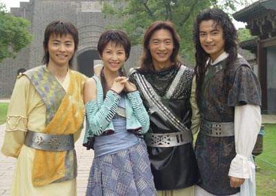 蔡少芬张晋全家福上热搜，三胎儿子“唐装”出镜，年味儿十足